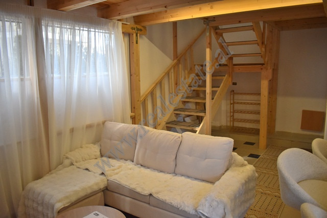 Apartament 1+1 ne forme dupleksi&nbsp;me qira ne rrugen Gjon Buzuku prane Viles Gold ne Tirane.
Poz